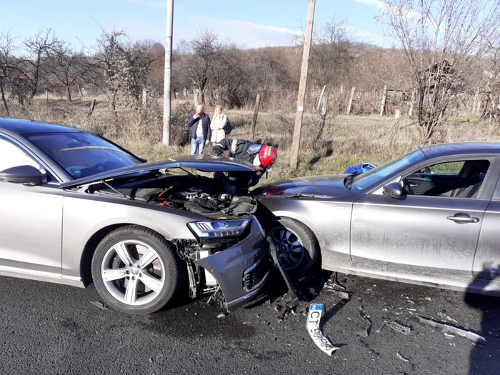 Accident cu şase persoane implicate printre care doi copii - unul fiind sugar în Râmnicu Vâlcea DN 67 la Căzăneşti Foto Adevărul