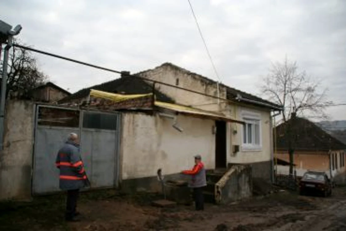 
    Angajaţii E-ON cercetează cauzele scăpărilor de gaz de la centrală.  