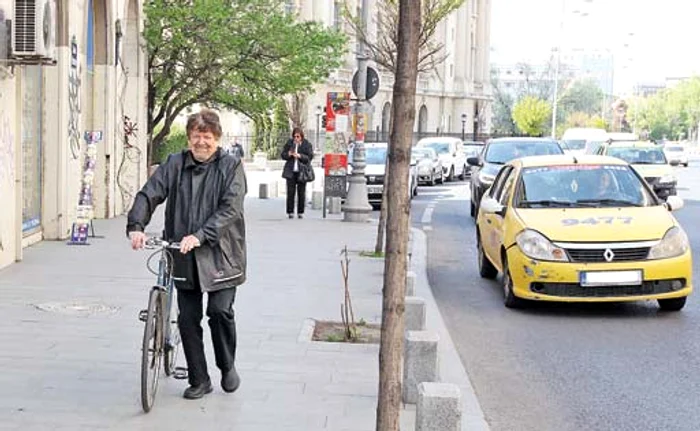 Artistul a mai căzut de pe bicicletă, dar nu renunță la ea