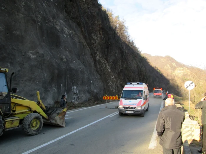 In zona este permis doar accesul ambulantelor si masinilor de pompieri. Foto Adevarul