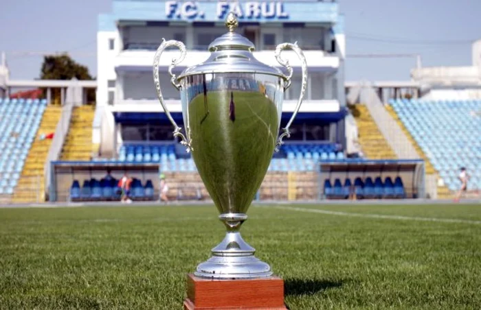 Trofeul Supercupei României FOTO Sunt Iulian Anghel, editor Adevărul, şi consider că este penibil să specific sursele fotografiilor