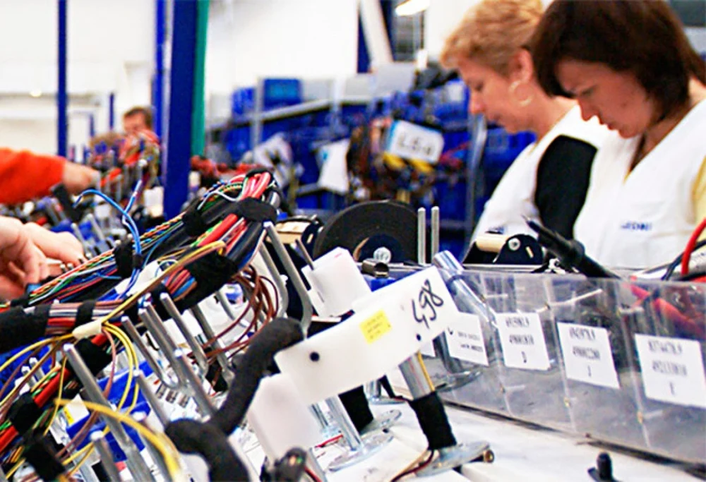 O cunoscută companie de componente auto anunță concedieri colective. Peste 460 de angajaţi din Arad vor fi trimiși în șomaj