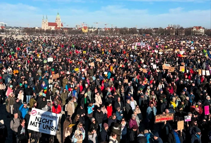 Aproximativ 200.000 de oameni au ieșit în stradă la Munchen FOTO Sophia Elan Smith / Facebook