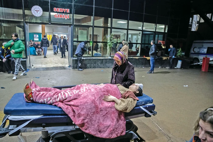 Transportarea răniților se face în condiții dificile, iar spitalele sunt aproape pline. Foto: Getty