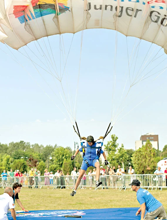 Au aterizat cu paraşutele