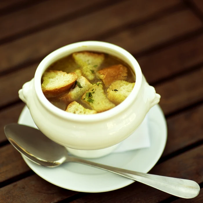 
    Cele mai rapide mâncăruri de post: Supă de ceapă  