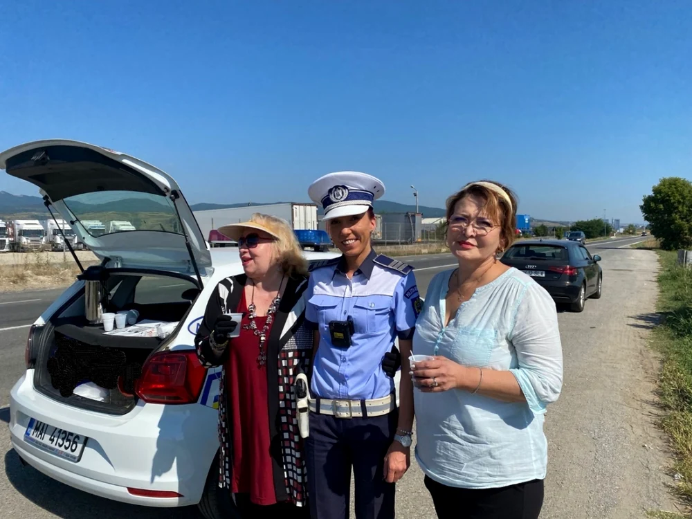 Poliţiştii au oferit cafea şoferilor care tranzitau DN1. Foto: IPJ Alba