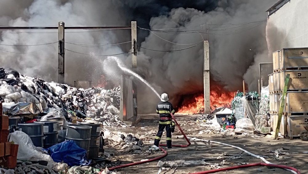 Incendiu violent la o hală unde sunt depozitate deșeuri de carton și hârtie. Patru pompieri au leșinat VIDEO