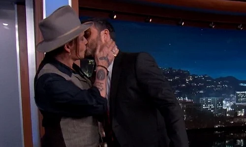 Johnny Depp pupand un alt barbat jpeg