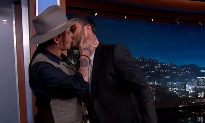 Johnny Depp pupand un alt barbat jpeg