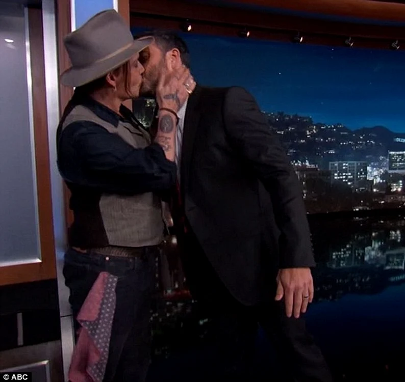 Johnny Depp pupand un alt barbat jpeg