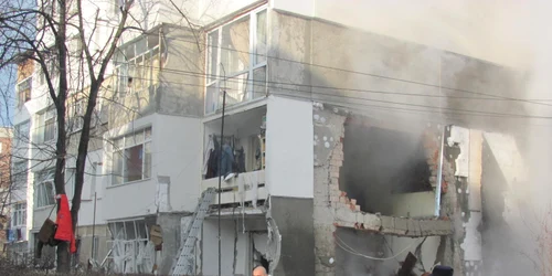 Cei 100 de locatari ai blocului vor fi cazaţi într-un internat