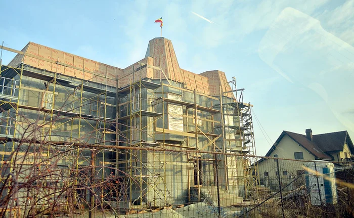 
    Deşi mai au de lucrat la finisaje, soţii Ciucu-Sorescu şi-au arborat deja pe acoperiş drapelul RomânieiFoto: Mihai Caliu  