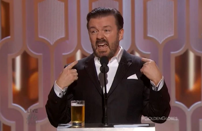 
    Jamie Foxx le arată celor din sală plicul cu numele adevăratului căştigătorFoto Getty Images  