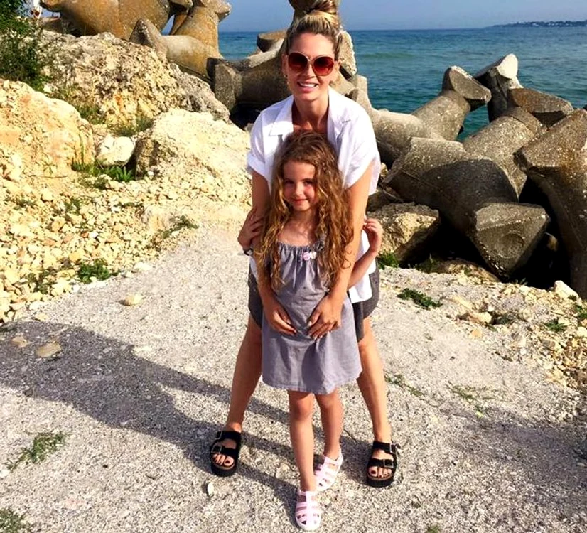 
    Andreea și Sofia se distrează la mare zilele acesteaFoto: arhivă personală  
