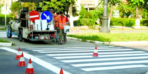 Resita: A început marea vopsire a asfaltului