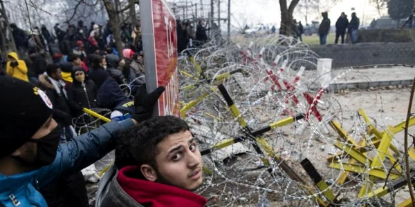 Migranti masati la granita dintre Turcia si Grecia FOTO EPA-EFE