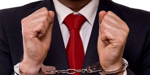 Oamenii legii au reţinut două persoane că au întocmit fals mai multe asigurări auto 