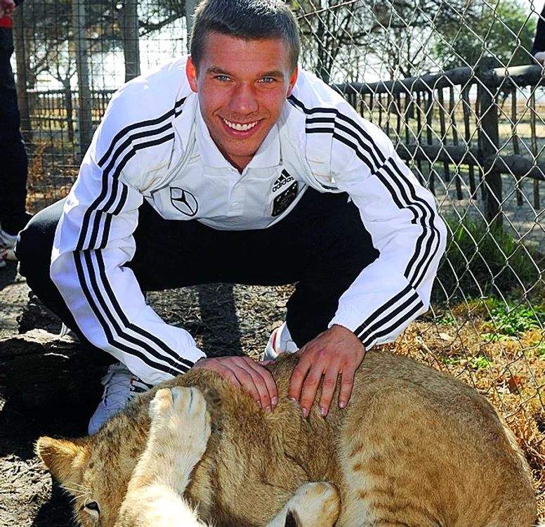 Lukas Podolski  s-a jucat cu  “fiarele” din junglă