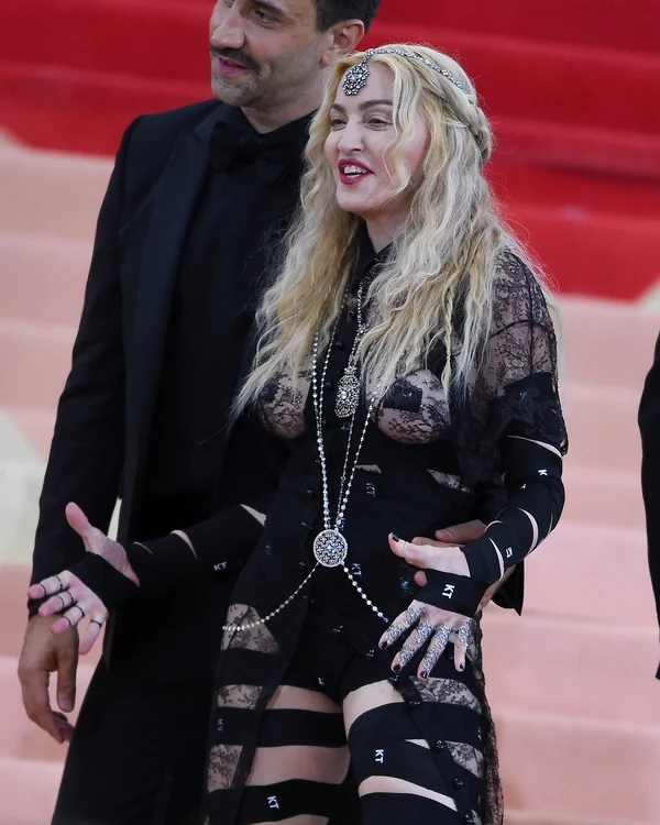 Artista a fost una dintre cele mai șocante apariții de la Met Gala 2016