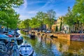 7782435 barche sul fiume amstel ad amsterdam olanda paesi bassi hdr foto jpg