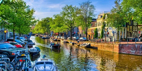 7782435 barche sul fiume amstel ad amsterdam olanda paesi bassi hdr foto jpg