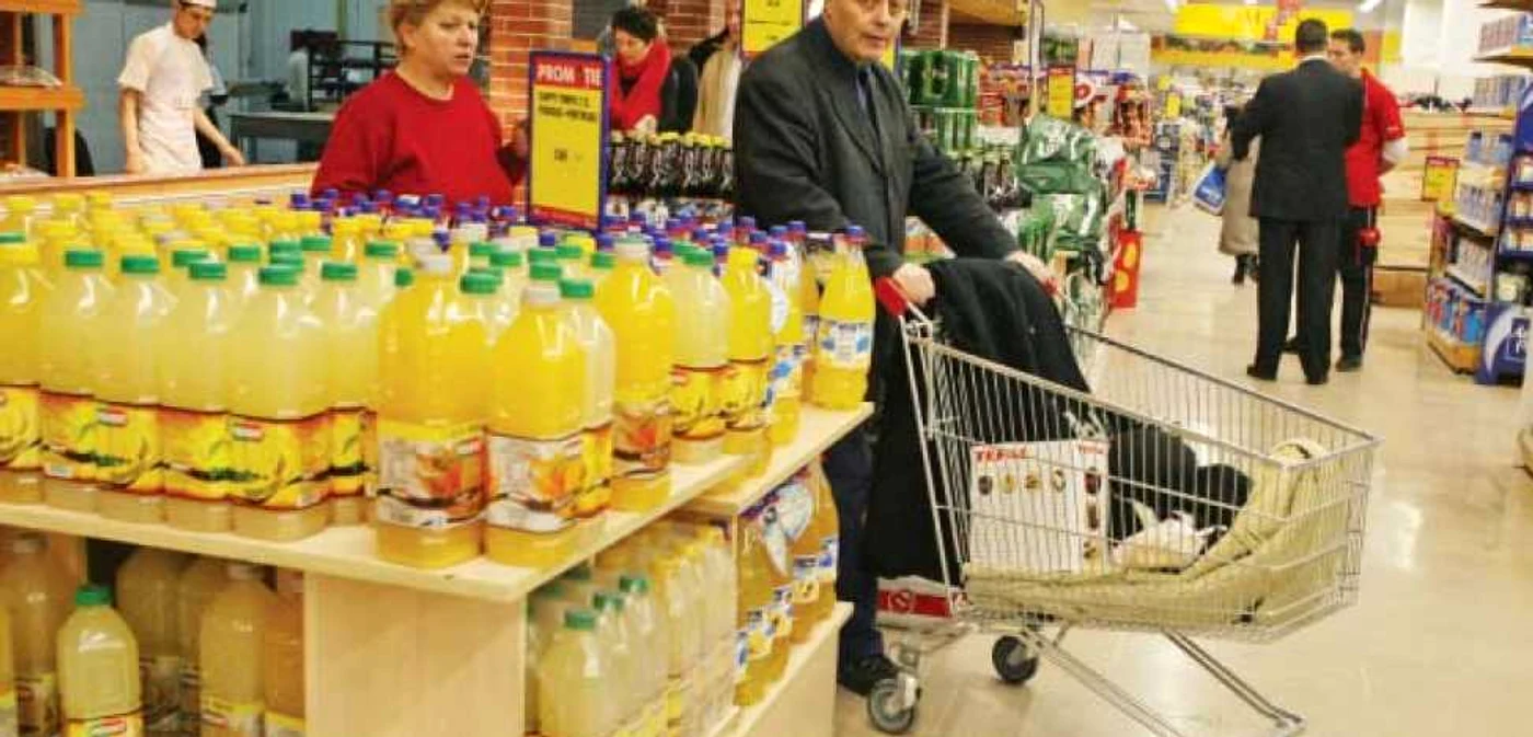 Românii s-au „zgârcit“  la sucuri, preferând  apa minerală 