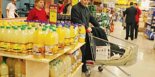 Românii s-au „zgârcit“  la sucuri, preferând  apa minerală 