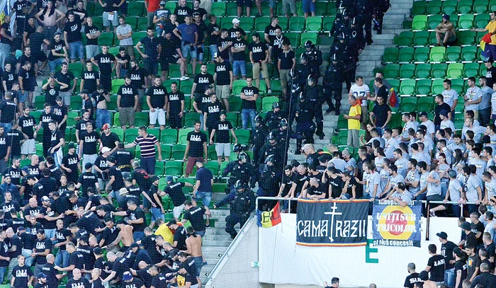 Suporterii tricolorilor s-au bătut la începutul meciului