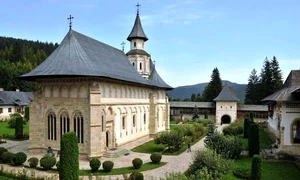 Cele mai frumoase locuri de vizitat în Bucovina: Mânăstirea Putna jpeg