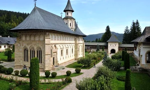 Cele mai frumoase locuri de vizitat în Bucovina: Mânăstirea Putna jpeg