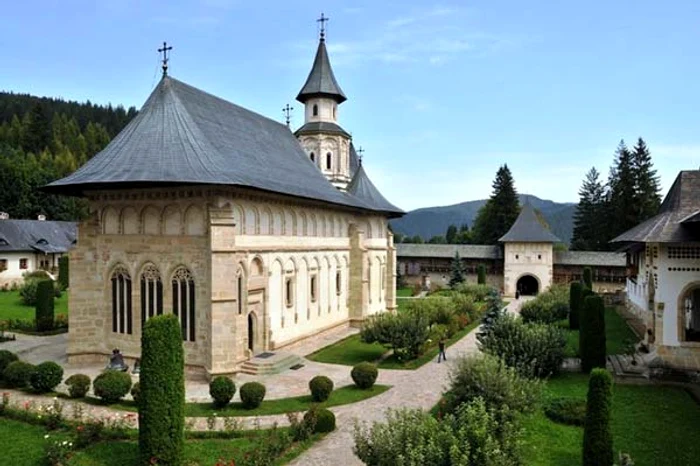 Cele mai frumoase locuri de vizitat în Bucovina: Mânăstirea Putna