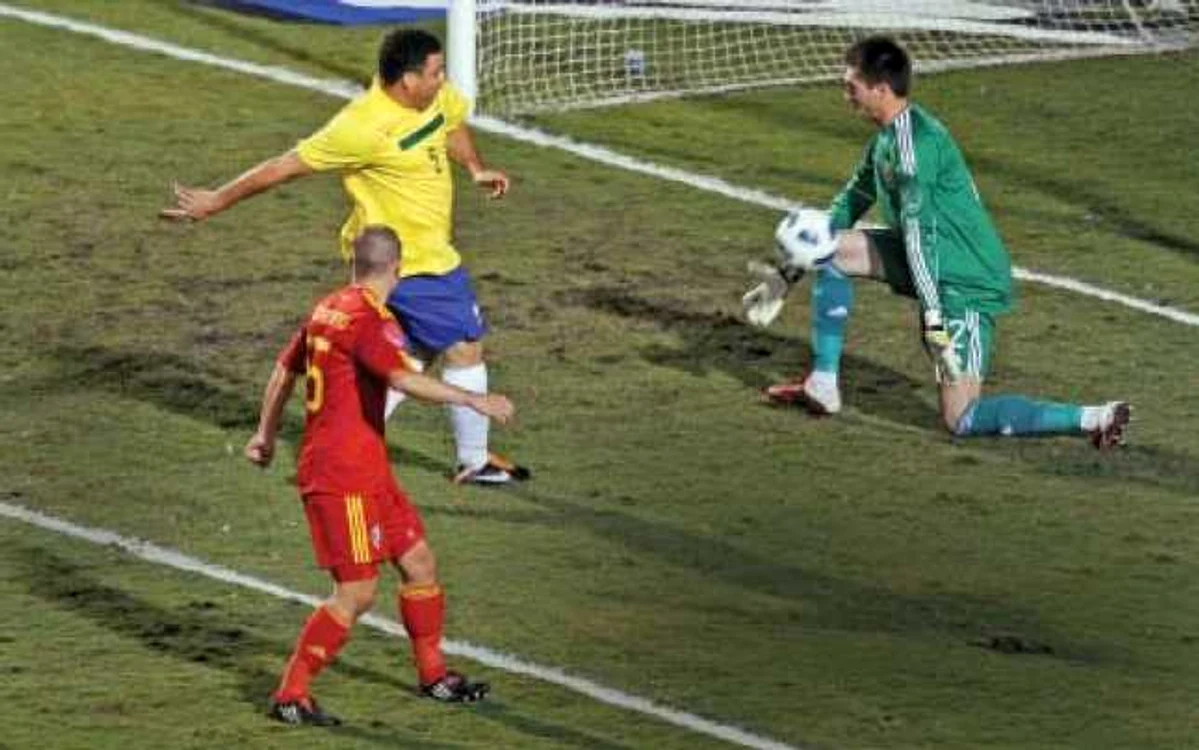 Tătăruşanu (dreapta) a scos şutul lui Ronaldo din careul mic