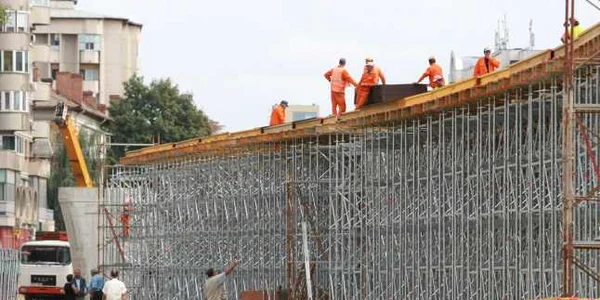 Muncitorii lucrează la suprastructura pasajului suprateran