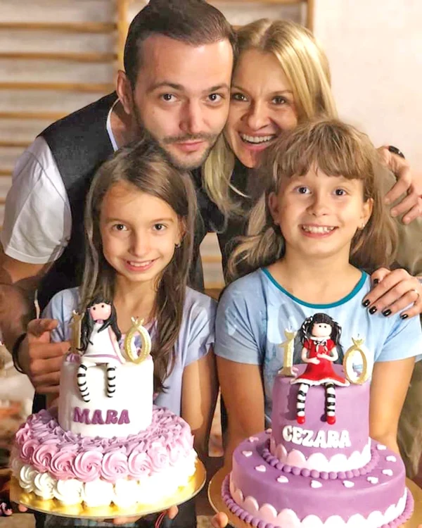 Mihai Morar, soţia Gabriela, şi gemenele Mara şi Cezara
