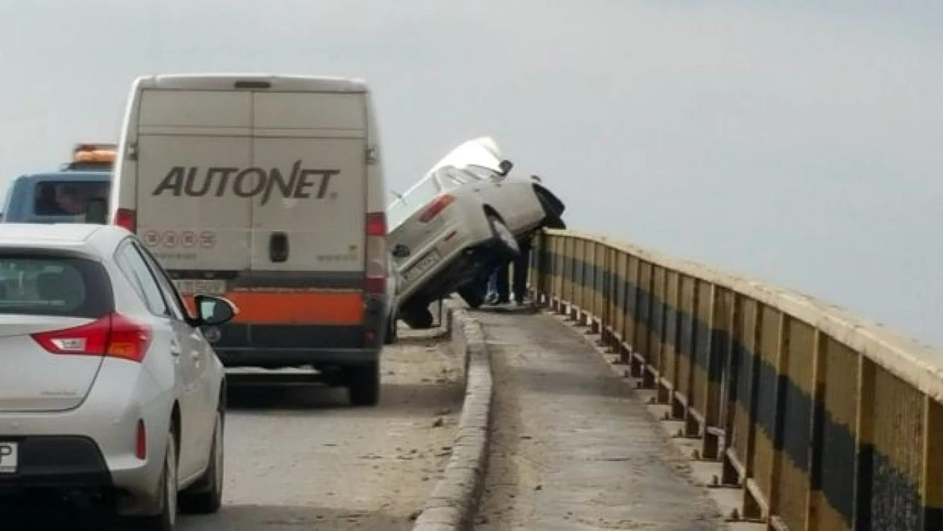 Şoferul s-a urcat cu maşina pe un parapet aflat pe marginea drumului