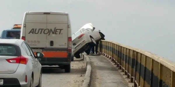 Şoferul s-a urcat cu maşina pe un parapet aflat pe marginea drumului