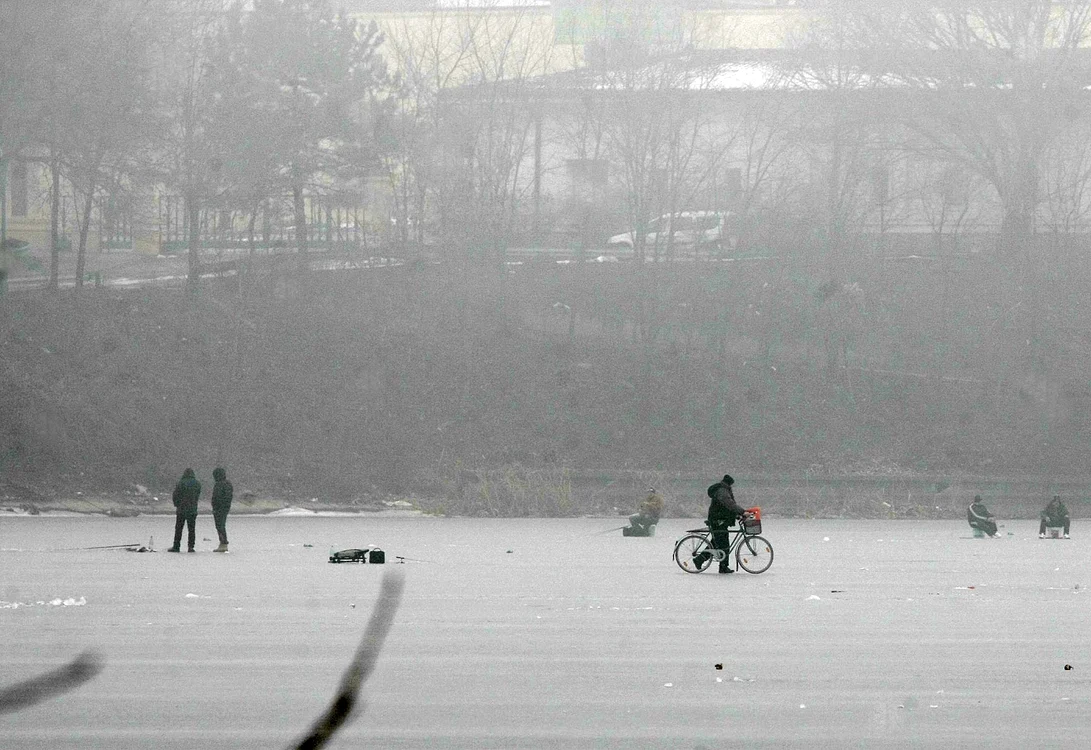 
    Forfotă mare pe lacul Pantelimon. Zeci de pescari au dat la copcă, iar unii s-au încumetat să traverseze lacul cu bicicletaFoto: Dorin Constanda  