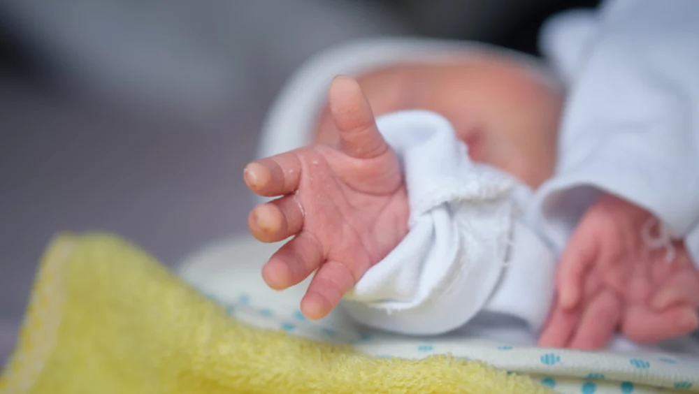 Bebelușii sunt expuși la mai multe „substanțe chimice eterne” încă dinainte de naștere STUDIU