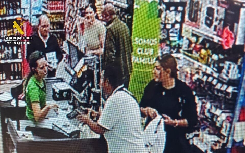 Escrocheria „colecționarului de bancnote”. Cum acționa o bandă de hoți de origine română și iraniană, destructurată în Spania