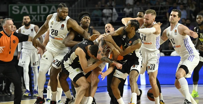 Cu mic, cu mare, la bătaie. Jucătorii Realului i-au dovedit pe cei de la Partizan. Foto Profimedia