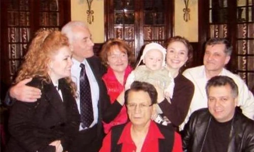 Preotul Emil Caramizaru si Ion Dolanescu, alaturi de apropiati jpeg