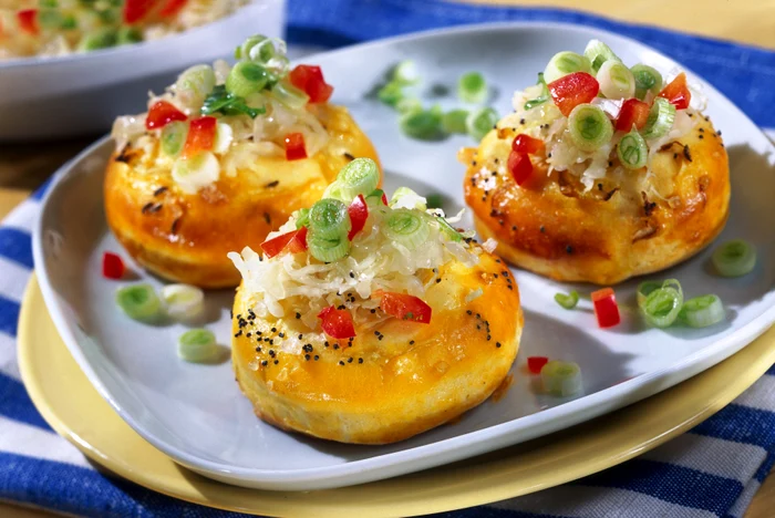 
    Chiftele umplute cu varză călită  