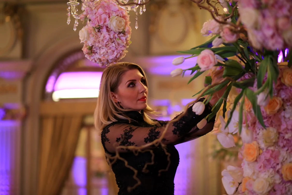 
    Alina Neacșa creeză aranjamente deosebite din trandafiri parfumați de grădină   