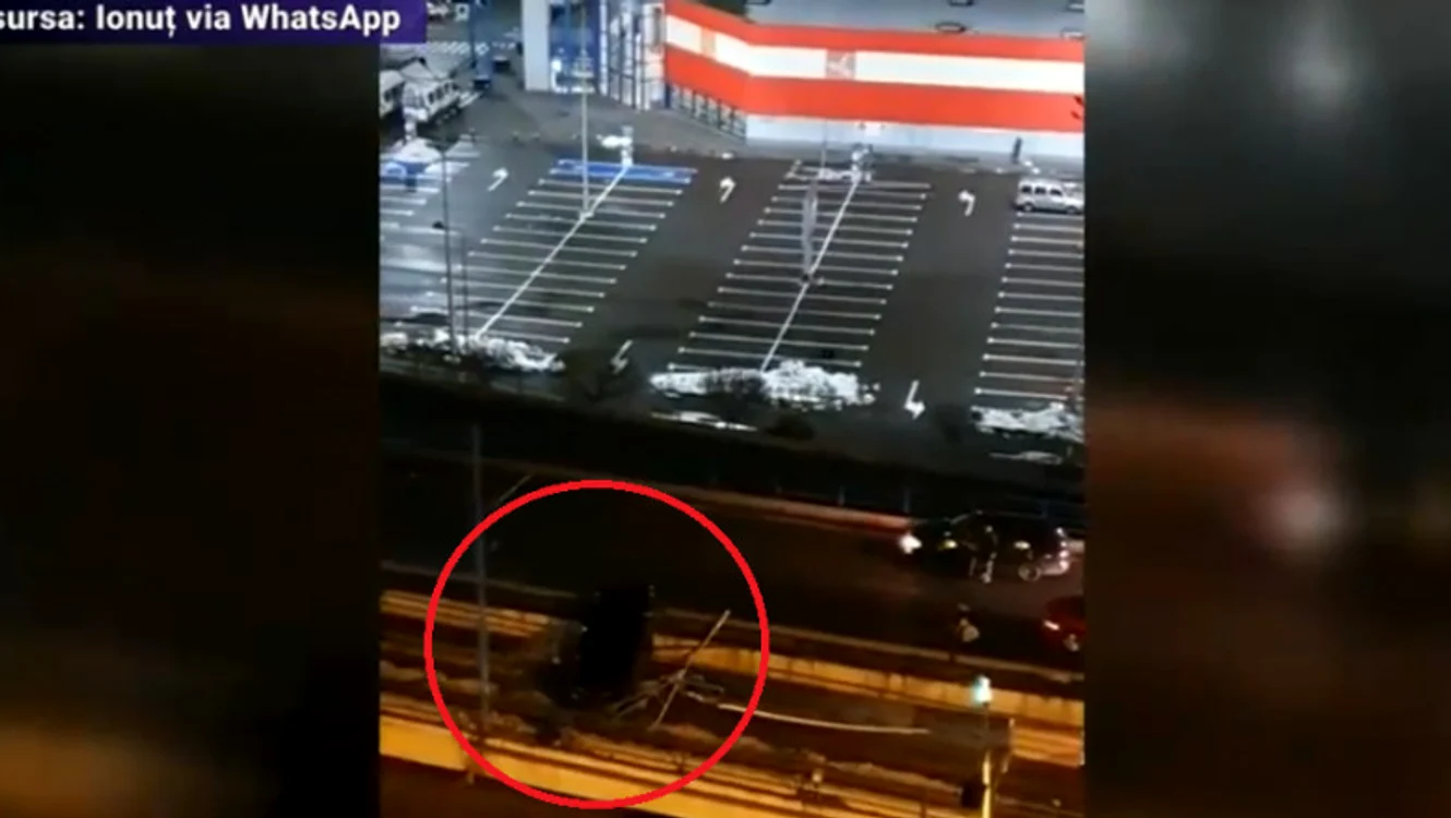 
    Șoferul care s-a răsturnat, ieri seară, cu mașina pe podul Basarab din Capitală a fost identificat de polițieFoto: Digi24  