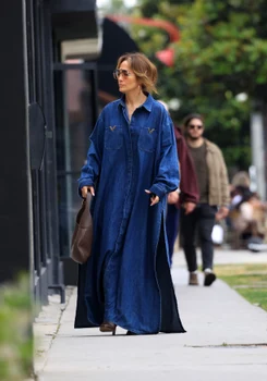 Jennifer Lopez, în rochie denim, Profimedia