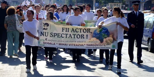 Târgovişte: Elevii şcolii „Mihai Viteazul” au organizat un marş pe străzile oraşului