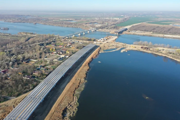 
    Se lucrează la foc continuu la tronsonul 2 din Drumul Expres Craiova-Pitești  