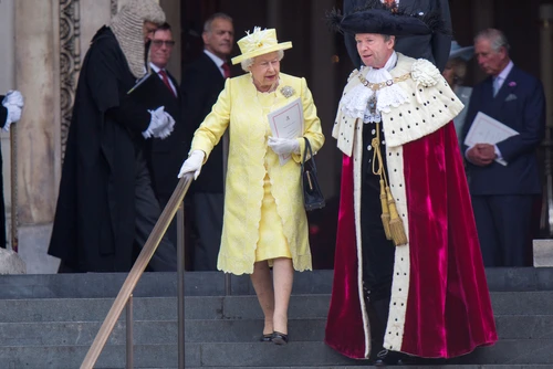 Trucuri de stil pentru minione inspirate din vestimentaţia reginei Elisabeta a II a   Sursa foto Shutterstock jpg