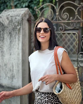 Oana Mosneagu si Mara Oprea s au tuns bob la finalul filmarilor pentru serialul Adela (5) jpg